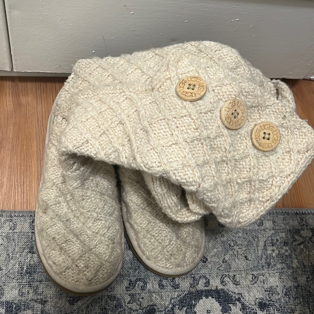 Women’s Ugg boots. Knitted light pink and gold. Size US 7. Good condition.